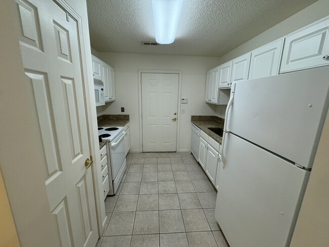 Building Photo - Move In READY! 2 bed 2 Bath with Garage! C...