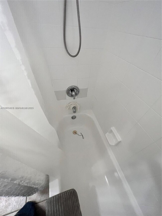 Building Photo - 2039 SE 10th Ave