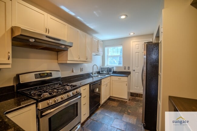 Building Photo - 313 S Madeira St