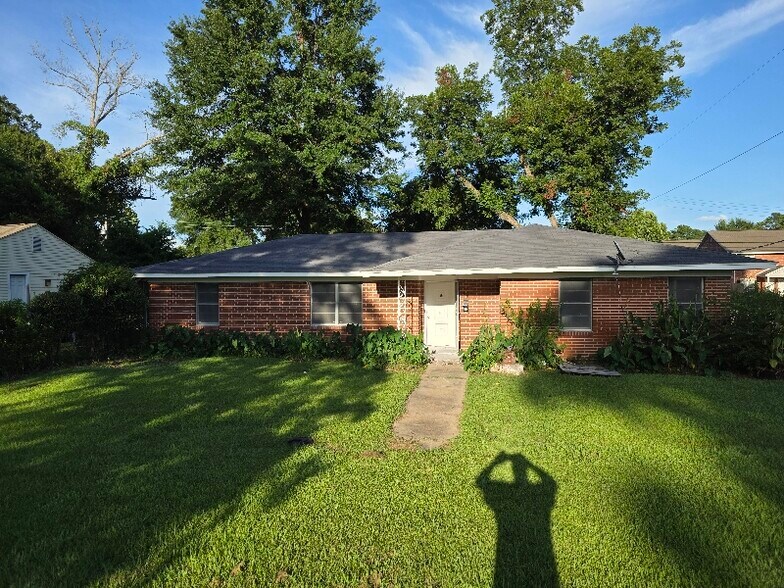 Primary Photo - 400 Cole Ave
