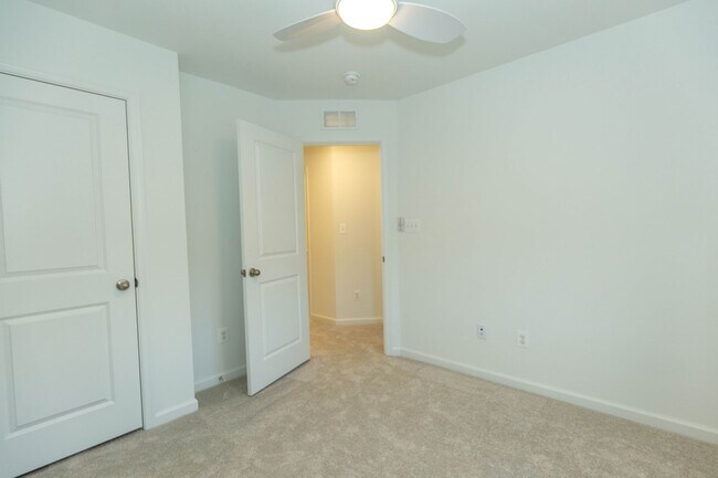 Building Photo - 3 Bed/3.5 Bath NEW Townhome in Charles Town, WV