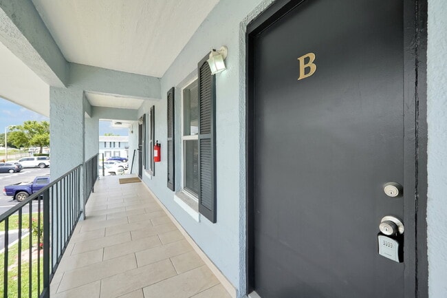 Building Photo - "Bright 2-Bed, 2-Bath Condo Retreat with Pool & Lake Views"