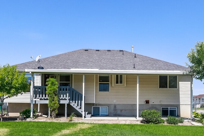 Building Photo - 5060 S Vista Dr