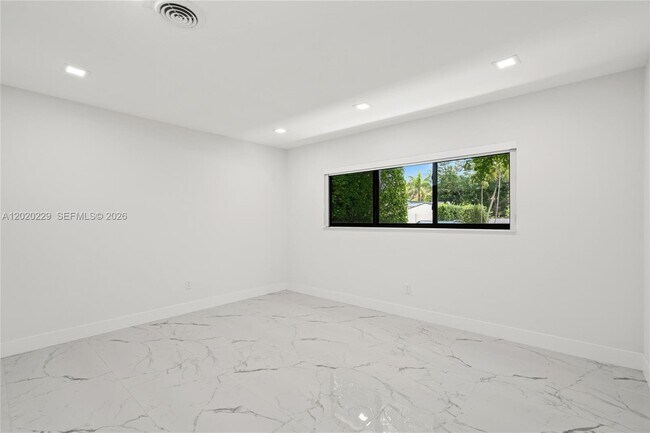 Building Photo - 112 E 1st Ct