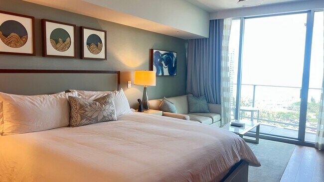 Building Photo - Highly Desirable STUDIO/1-Bath unit Long-T...