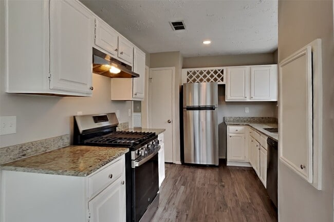 Building Photo - 2010 Creekshire Dr