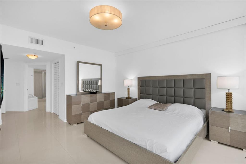 Building Photo - 16699 Collins Ave