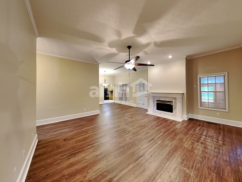 Building Photo - 1084 Pinehurst Dr