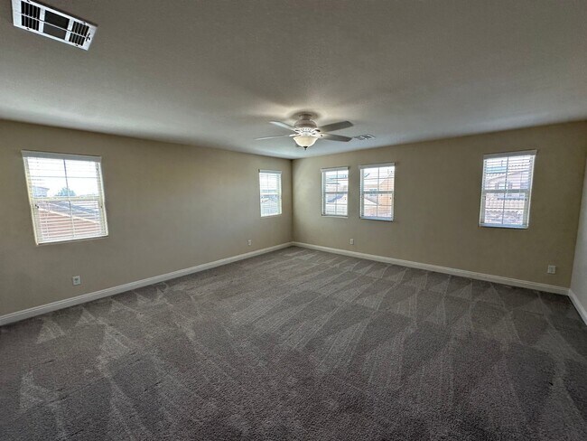Building Photo - Spacious House