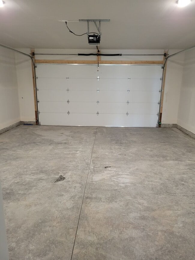 Building Photo - 3 Bed 2.5 Bath with double attached garage in Belgrade