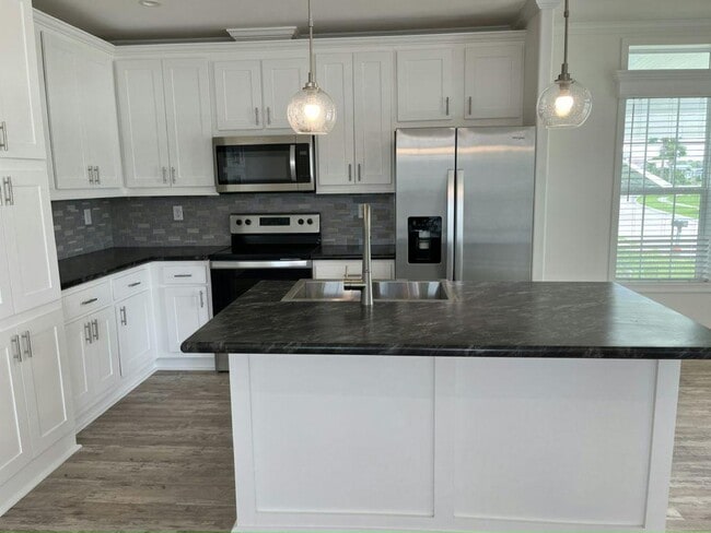 Building Photo - 568 Plaza Del Sol