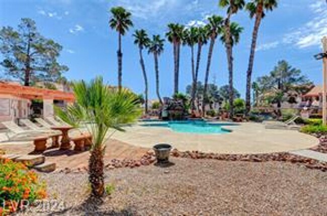 Building Photo - 2 BEDROOM 2 BATHROOM LOCATED IN GATED COMMUNITY WITH COMMUNITY POOL AND SPA.