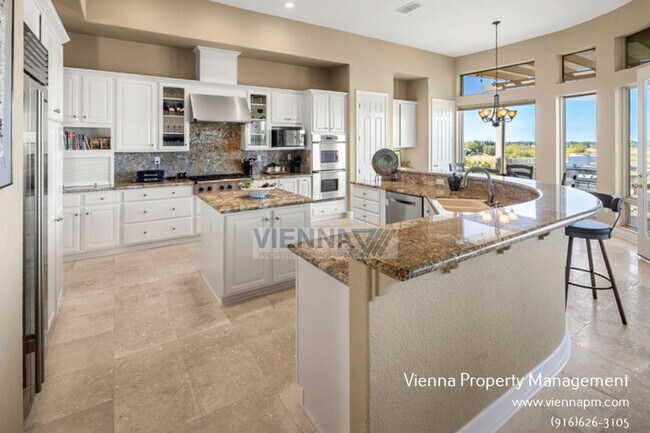 Building Photo - 1550 Summerhill Ln