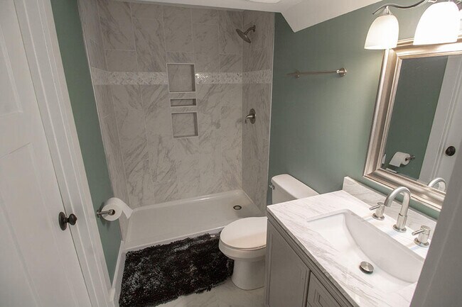 Building Photo - 3104 Oak Lawn Dr