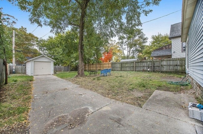 Building Photo - 25 E 16th St