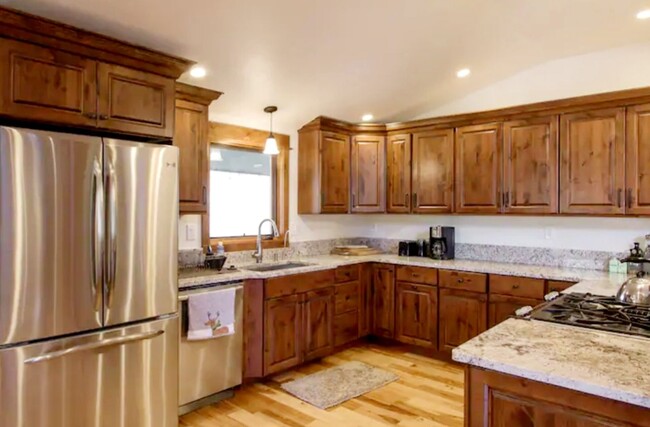 Building Photo - Available Now! Boulder's best kept secret....