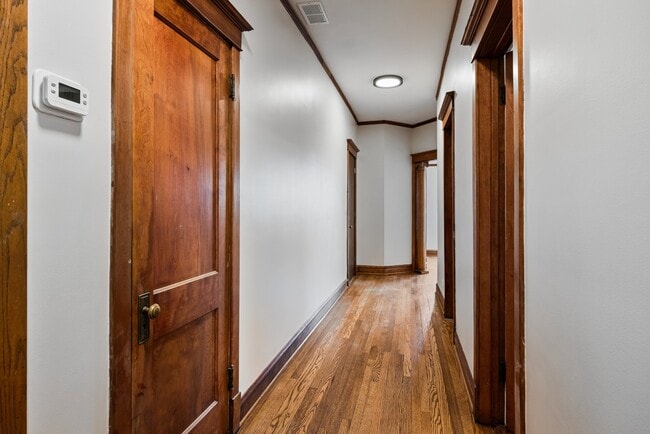 Building Photo - Renovated Logan Square 3 Bedroom - Available March 15th!