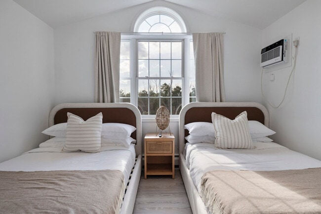 Building Photo - 163 Silver Lake Rd