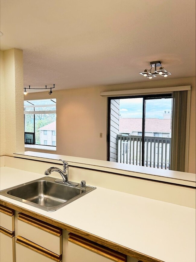 Building Photo - 2 Bedroom 1.5 Bath Condo Renton - 1 Carpor...