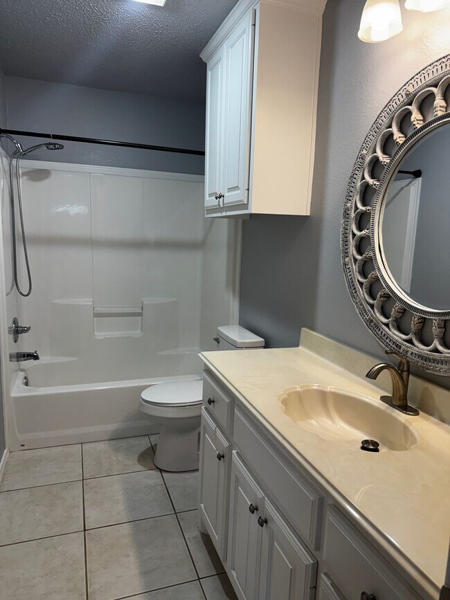 Building Photo - Stunning 3 Bed, 2 Bath Home in Sunridge Subdivision