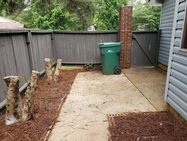 Building Photo - 8577 Pineview Ln