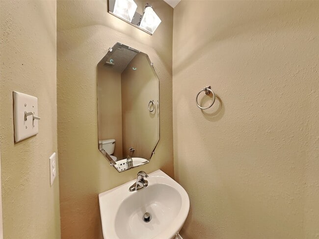 Building Photo - 913 Almond St