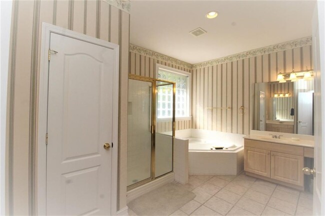 Building Photo - 1060 River Valley Dr