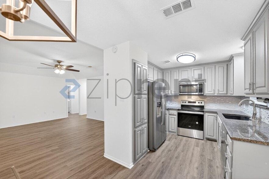 Building Photo - Unit