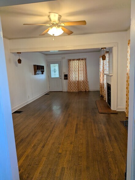 Building Photo - 1021 E 76th St