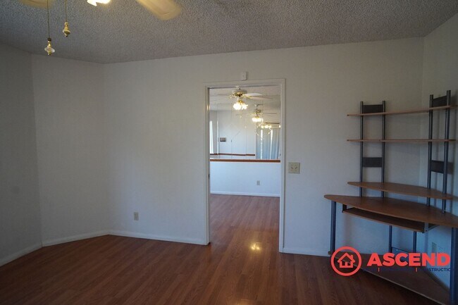 Building Photo - Splendid Home In East Bakersfield!