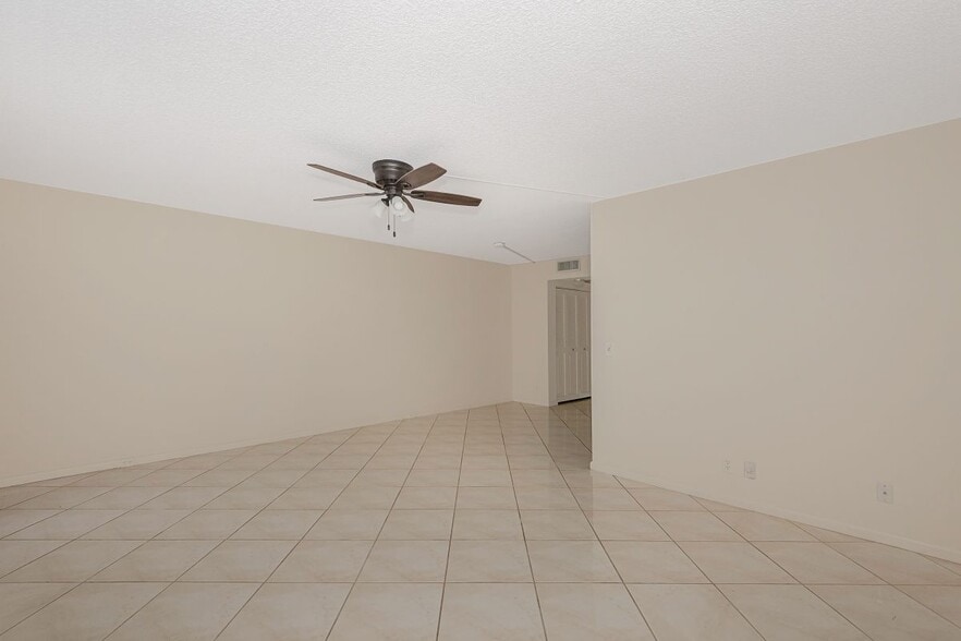 Building Photo - 2009 Cornwall Dr