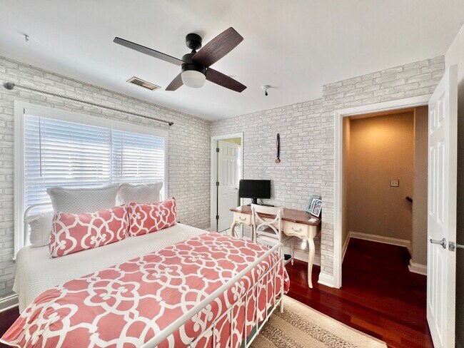 Building Photo - UPTOWN TOWNHOUSE!