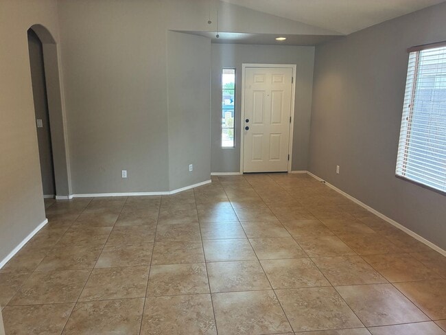 Building Photo - **BEAUTIFUL 3BEDROOM/2BATHROOM HOME LOCATE...
