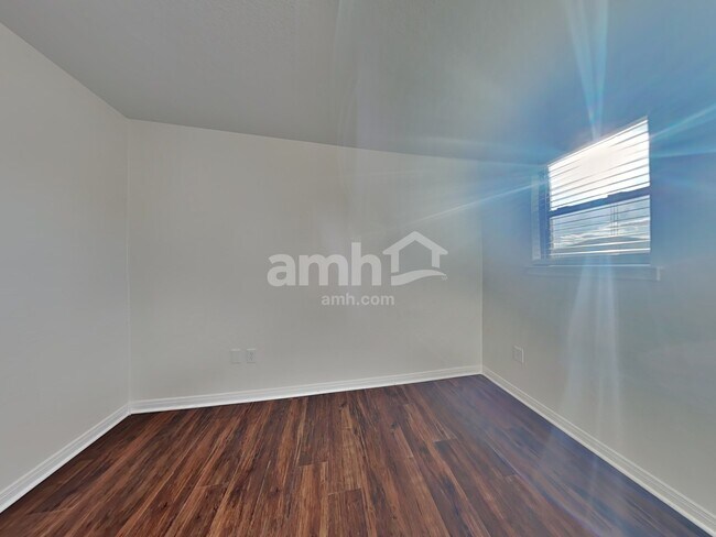 Building Photo - 1310 Laurel Lake