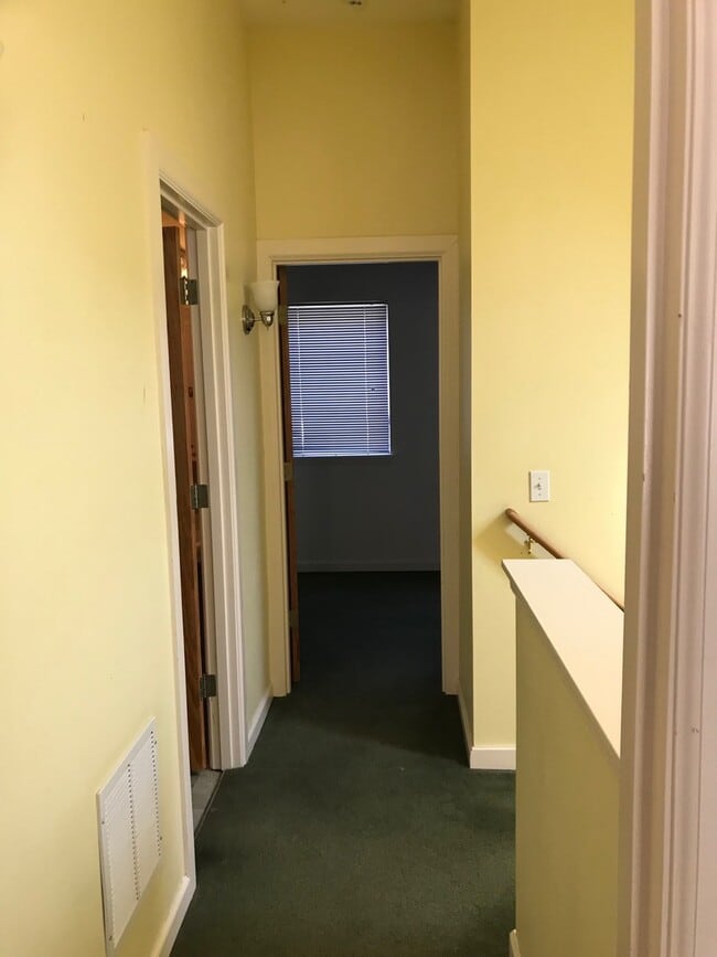 Building Photo - Leasing NOW-- Excellent 7 Bedroom/3 Bathroom Unit Near UW