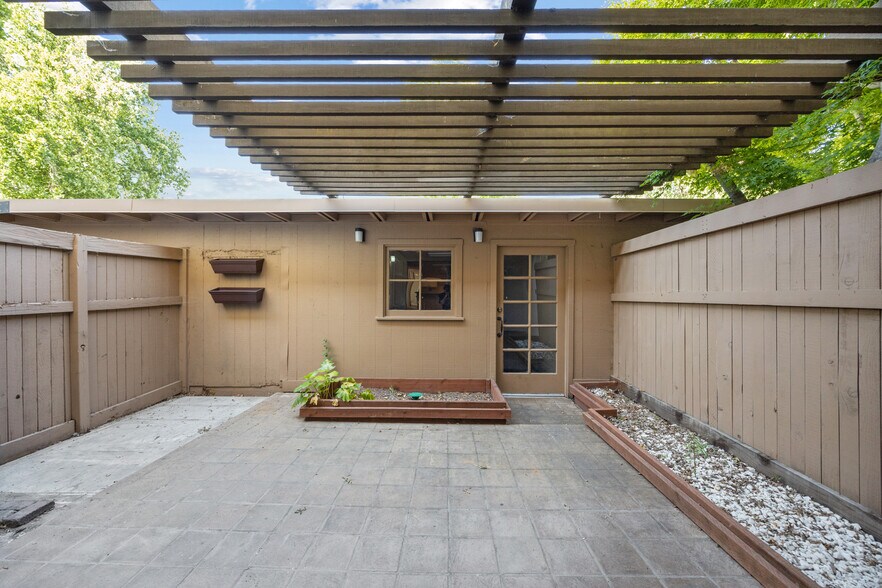 Building Photo - 1926 Pomar Way