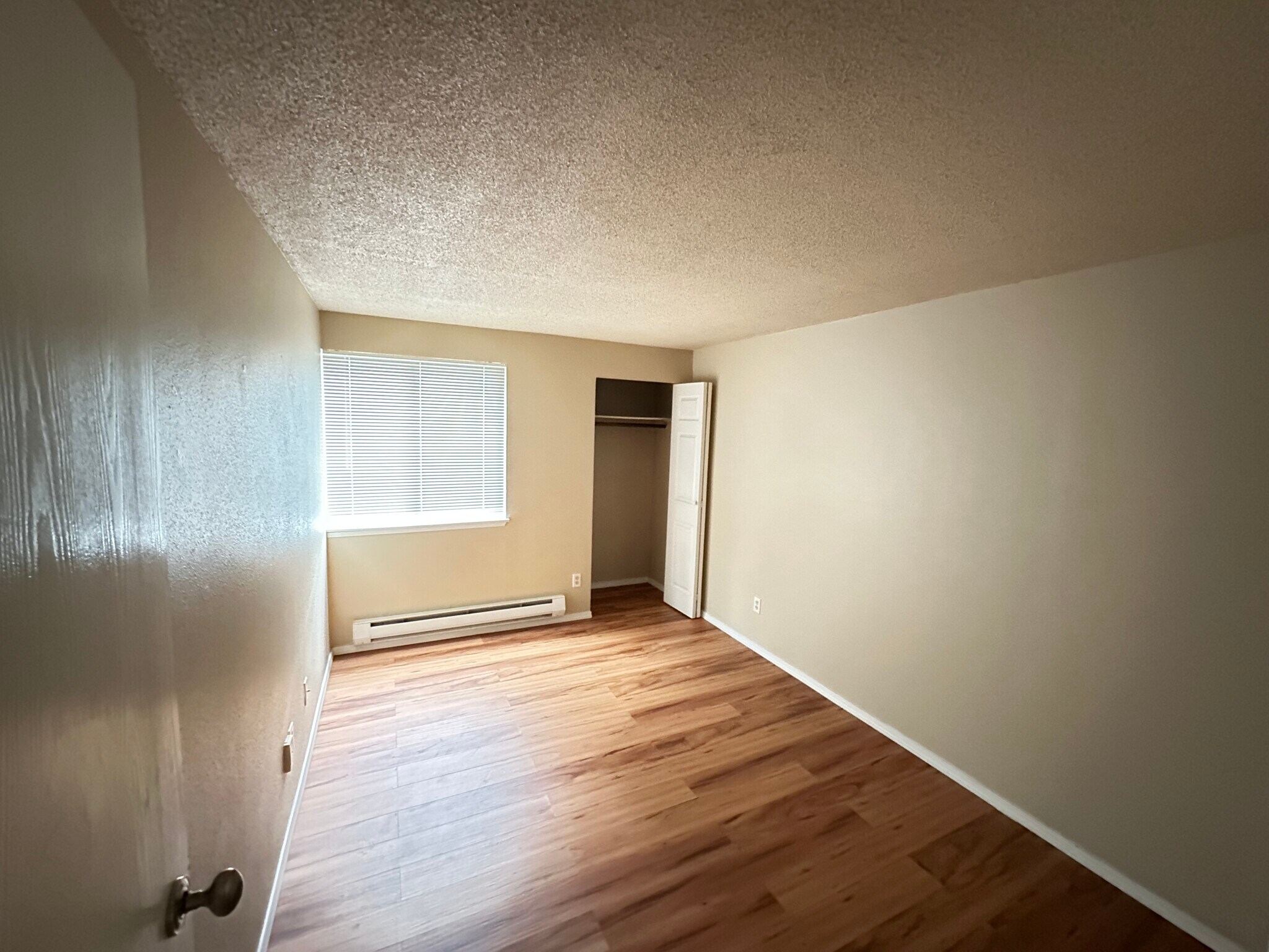 Building Photo - 4641 W Lake Sammamish Pky SE