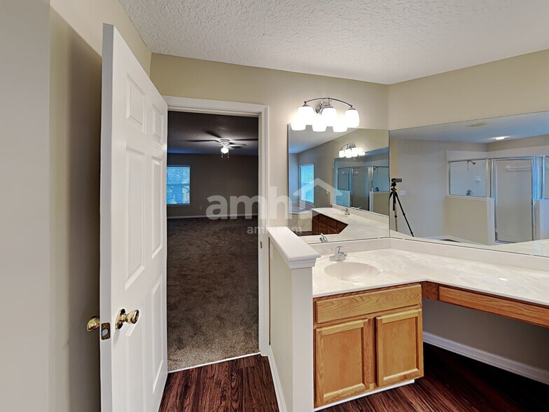 Building Photo - 456 Evergreen Way