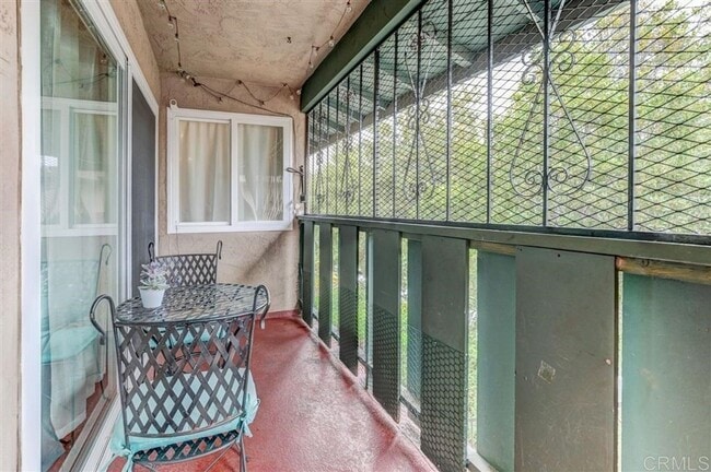 Building Photo - Spacious 2 bedroom 1 bathroom Condo with L...
