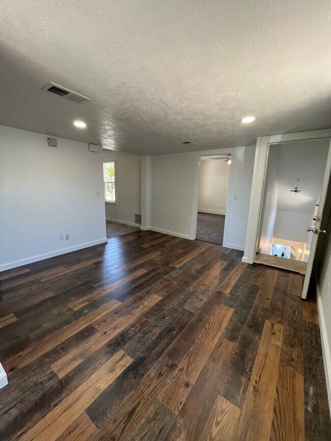 Building Photo - Recently Updated 2 Bed/1 Bath Upper Level Duplex Near Downtown!