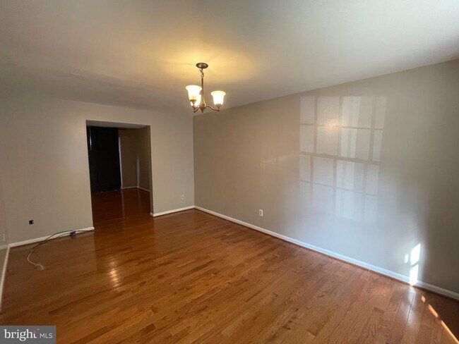 Building Photo - 10075 Maple Leaf Dr