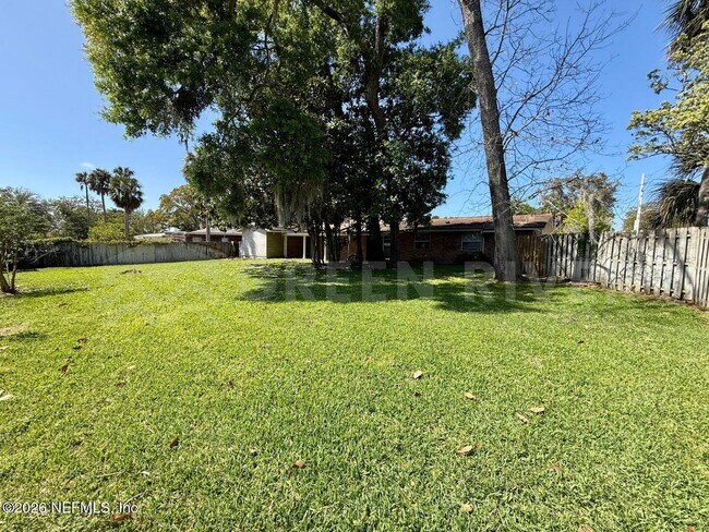 Building Photo - 2 Fairway Rd