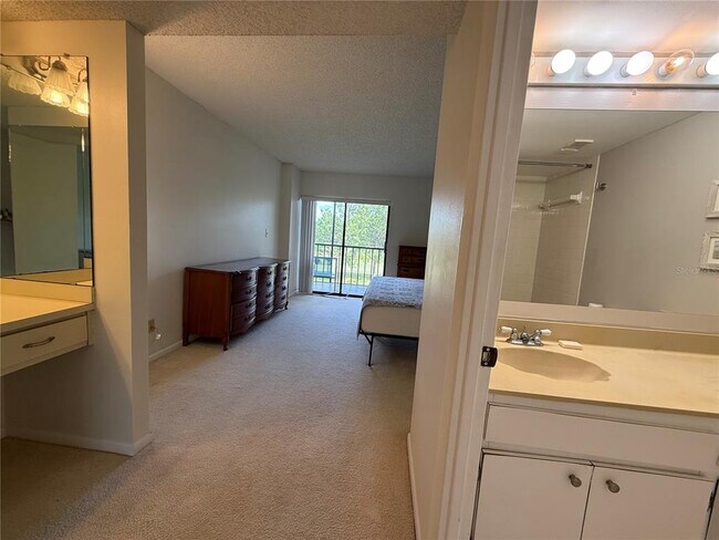 Building Photo - 2700 Cove Cay Dr