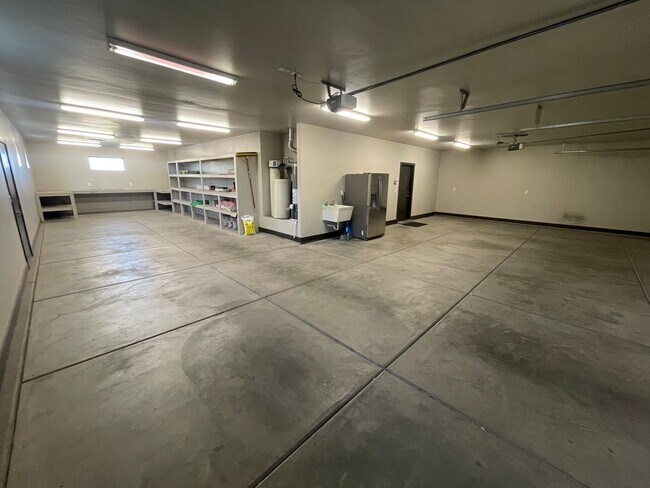 Building Photo - Beautiful Bridal Gate Estates - FIVE CAR GARAGE!!