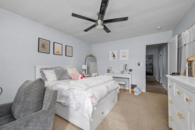 Building Photo - Large backyard - no back house!