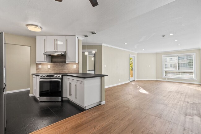 Building Photo - Cutest Condo on the Market!