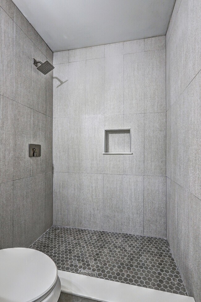 Building Photo - 810 Commodore Dr NW