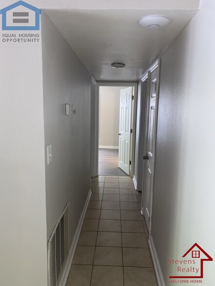 Building Photo - 915 S Seminole Dr