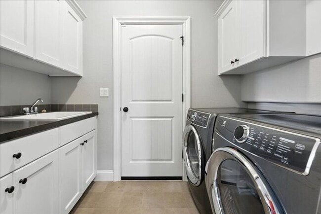 Building Photo - Elegant 3-Bedroom Fully Furnished Home wit...