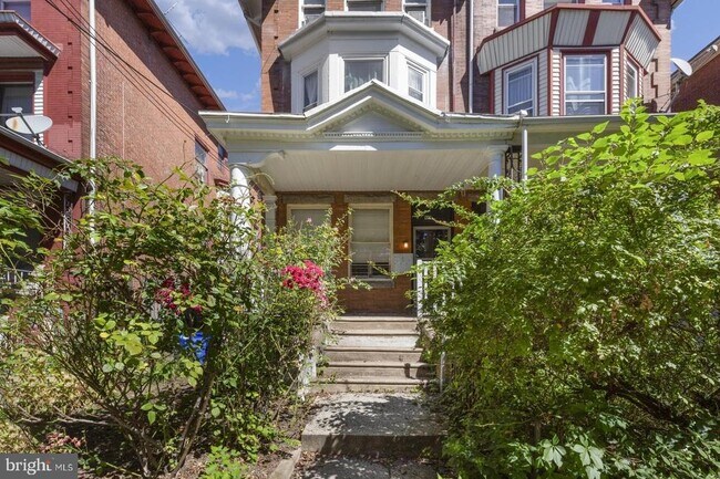 Building Photo - 917 S St Bernard St